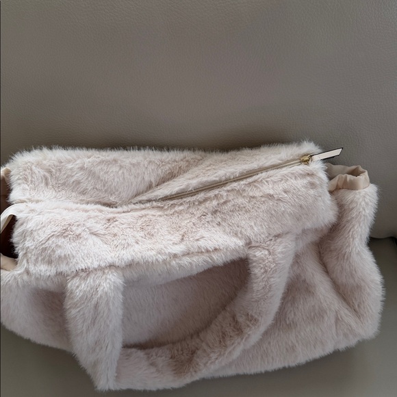 NWT Victoria’s Secret Plush Faux-Fur Tote Bag in Light Beige Limited Edition - Picture 5 of 6